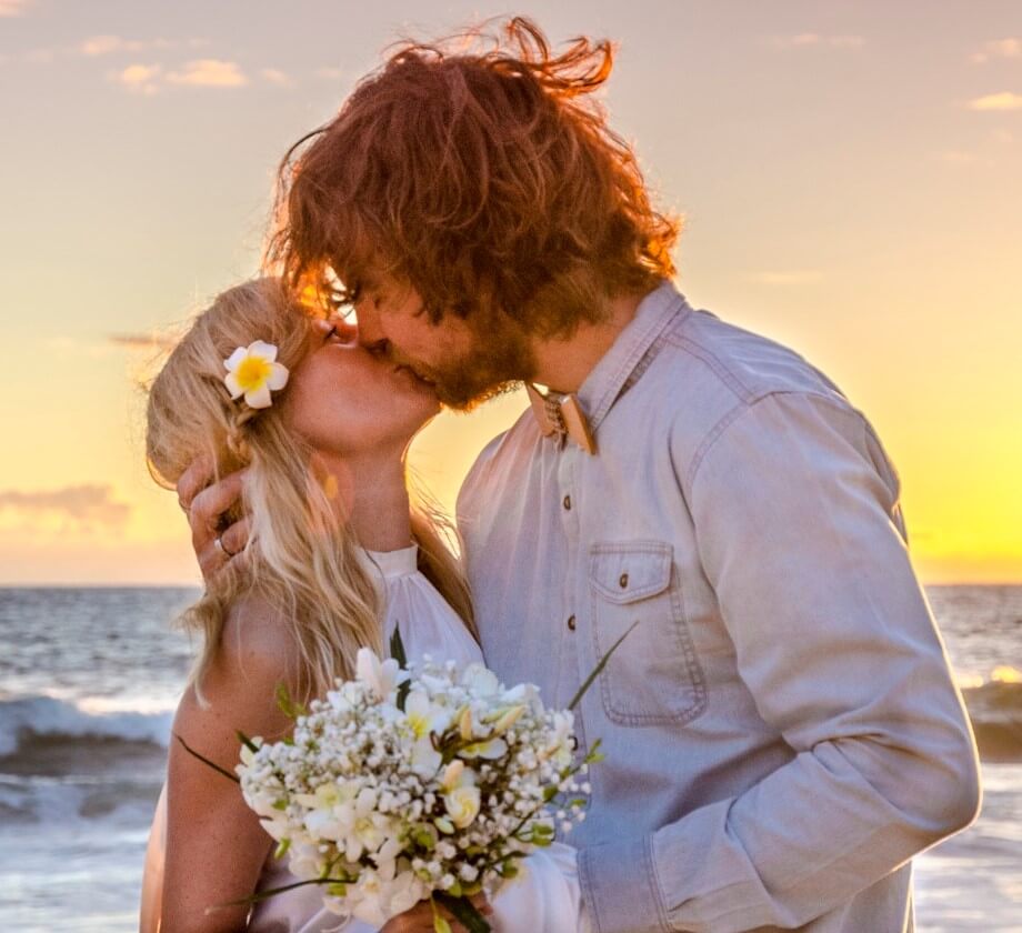 https://www.lovebirdceremonies.com.au/wp-content/uploads/2020/07/Kai-Dori-Kiss-bouquet.jpeg